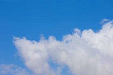 Mavi gökyüzü ile beyaz bulutlar. Gökyüzü arka plan.