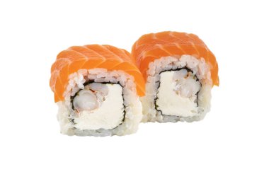 Sushi yakın plan beyaz arka planda izole edildi. Kırmızı balıklı suşi, alabalık, Philadelphia peyniri ve yılan balığı. Japon restoran menüsü.