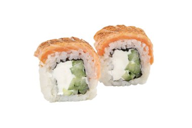 Sushi yakın plan beyaz arka planda izole edildi. Kırmızı balıklı suşi, alabalık, Philadelphia peyniri ve daikon. Japon restoran menüsü.