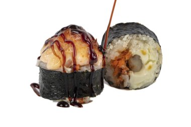 Suşi beyaz arka planda izole edilmiş. Soya soslu fırında suşi..