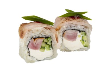 Suşi beyaz arka planda yuvarlanıyor. Japon pilavı, yosun, yılan balığı ve Philadelphia peyniri..