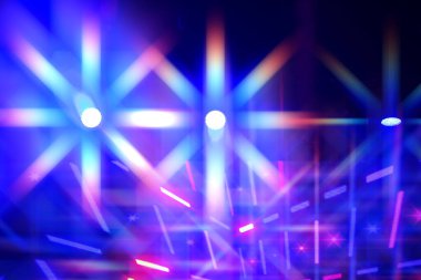 Parlak mavi sahne ışıklandırması, optik parlama ve aydınlatma lambalarından gelen ışınlar..