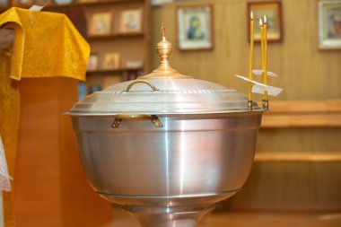 Ortodoks bebek vaftizleri için banyo. Vaftiz töreni.