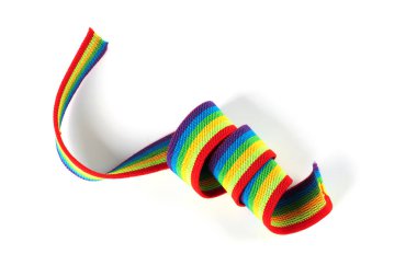 Renkli gökkuşağı kurdelesi beyaz arka planda izole edilmiş. Renkli LGBT tasarımı. Kıvırcık, dalgalı kurdele.