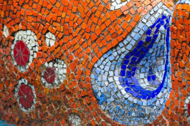 Çok renkli seramik parçalarından oluşan mozaik panel. Arkaplan işlemesi, mozaik