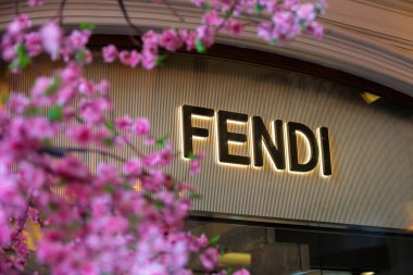 Mart 03, 2023. Rusya Moskova. Merkez mağazası. Fendi mağazasının camındaki yazı bir İtalyan ticaret evi..