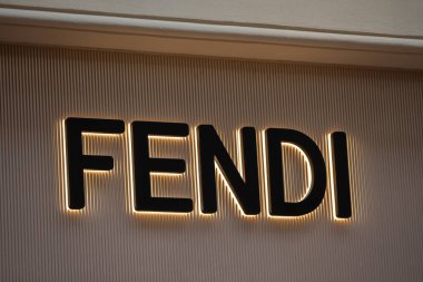Mart 03, 2023. Rusya Moskova. Merkez mağazası. Fendi mağazasının camındaki yazı bir İtalyan ticaret evi..