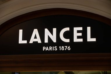Mart 03, 2023. - Rusya. Moskova Merkez Mağazası. Fransız markası Lancel 'in imzası..