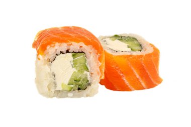 Sushi yakın plan beyaz arka planda izole edildi. Kırmızı balıklı suşi, alabalık, pirinç, Philadelphia peyniri ve salatalık. Japon restoran menüsü.