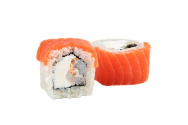 Sushi yakın plan beyaz arka planda izole edildi. Filedelfiya usulü alabalık, pirinç peyniriyle suşi rulosu. Japon restoran menüsü