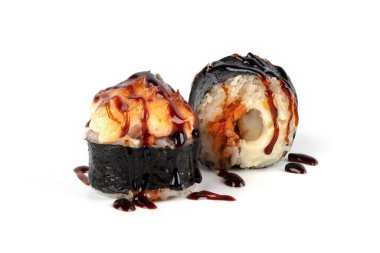 Suşi beyaz arka planda izole edilmiş. Soya soslu fırında suşi..