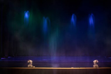 Mavi ışık ve duman ışınlarıyla boş retro duvar arkaplanı.