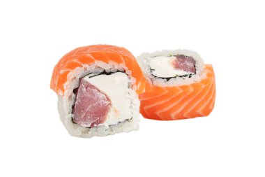 Sushi yakın plan beyaz arka planda izole edildi. Kırmızı balık, alabalık, Philadelphia peyniri ve ton balığıyla pişirilmiş suşi rulosu. Japon restoran menüsü.