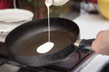 Krep hamurunu eski bir tavaya dök..