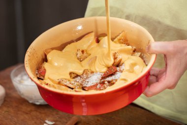 Hamuru elmaların üzerine dök. Elmalı turta yapıyorum..