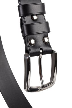 Metal tokalı deri kemerin beyaz arka planda izole edilmiş bir parçası..