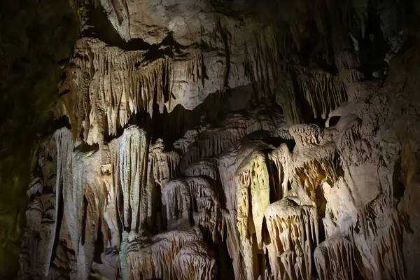 Mağara karst, parlak ışıkla aydınlatılan sarkıt ve dikitlerin inanılmaz manzarası, turistik bir yerde güzel bir doğal cazibe..