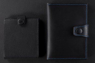 siyah bir arka plan üzerinde siyah deri cüzdan.