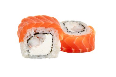Sushi yakın plan beyaz arka planda izole edildi. Kırmızı balıklı suşi, alabalık, Philadelphia peyniri ve yılan balığı. Japon restoran menüsü.