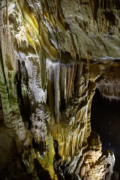 Mağara karst, parlak ışıkla aydınlatılan sarkıt ve dikitlerin inanılmaz manzarası, turistik bir yerde güzel bir doğal cazibe..