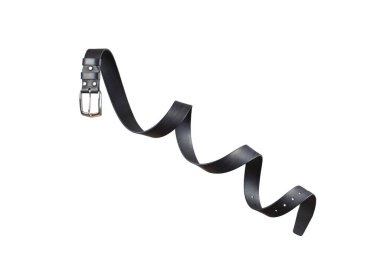 Siyah deri kemer, beyaz arka planda bükülmüş ve izole..