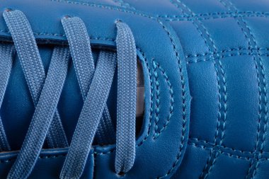 Mavi deri bir spor ayakkabının bir parçası. Yakın plan. Ayakkabı derisi yakın plan..