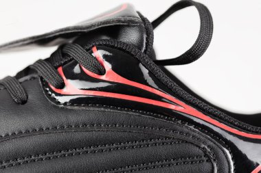 Siyah deri bir ayakkabının dikişli bir parçası..