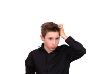 Hiç bir fikrim yok. Kafası karışmış bir çocuğun portresi, güvensiz hissediyor, cevabı bilmiyor. Düşünceli bir genç elleriyle kafasına dokunur, beyaz bir arka plan ve kopyalamak için bir alan.