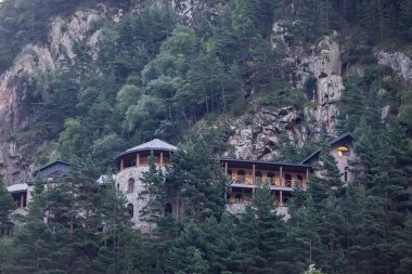 Dağlarda eski tarz bir otel evi inşa edildi..