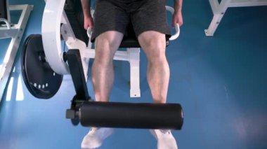 Bir adam bacak pres makinesi kullanıyor. Tanınmaz halde..