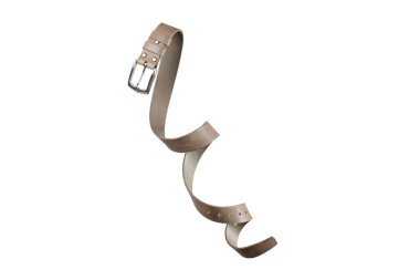 Bej renkli deri kemer, beyaz arka planda bükülmüş ve izole..