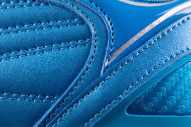 Dikişli deri spor ayakkabısı..