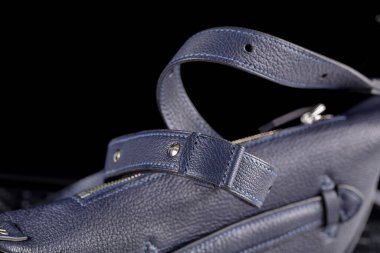 Siyah arka planda mavi deri bir çantanın parçası. Deri eşyalar.