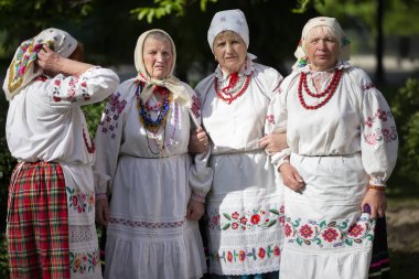 18 Mayıs 2019. Beyaz Rusya, Gomel. Ulusal kültürlerin kutlanması. Beyaz Rusya ulusal kostümlü insanlar ulusal bir etnik ayin gerçekleştirdiler.