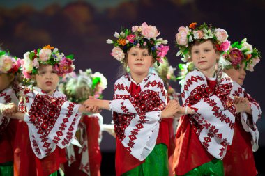 12 Mayıs 2023. Beyaz Rusya. Gomil. Halk Slav kültürel etkinliği. Beyaz Rusya ya da Ukrayna elbiseli küçük kızlar.