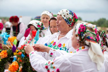 Belarus, Lyaskovichi köyü. 20 Ağustos 2022. Etnik kültürler bayramı. Beyaz Rusya 'nın ulusal kostümlü kadın ve erkekleri etnik tören düzenliyor..