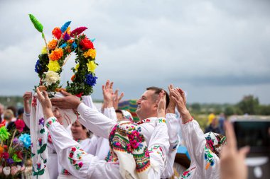 Belarus, Lyaskovichi köyü. 20 Ağustos 2022. Etnik kültürler bayramı. Beyaz Rusya 'nın ulusal kostümlü kadın ve erkekleri etnik tören düzenliyor..