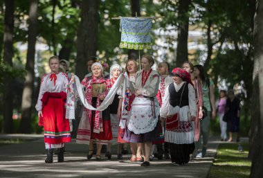 18 Mayıs 2019. Beyaz Rusya, Gomel. Ulusal kültürlerin kutlanması. Beyaz Rusya ulusal kostümlü insanlar ulusal bir etnik ayin gerçekleştirdiler.