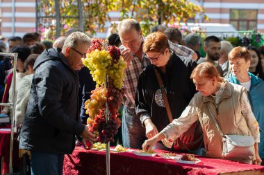 16 Eylül 2023. Beyaz Rusya. Gomel. Şehir Günü. Sebze fuarı. Sebze fuarında seçkin üzüm çeşitleri satılıyor..