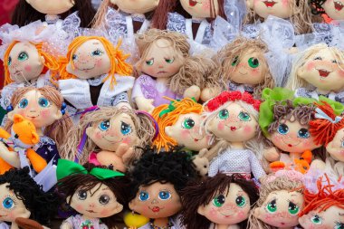 29 Temmuz 2023. Beyaz Rusya. D. Avtyuki. Pazar oyuncakları fuarı. Bebeklerin çoğu el yapımı paçavralardan yapılır..