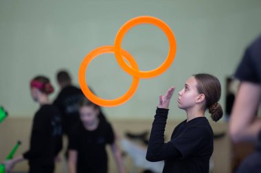 15 Aralık 2023. Belarus. Gomel Şehri. Çocuk sirk stüdyosunda ücretsiz bir etkinlik. Sirk kız öğrencileri hokkabazlık yapmayı öğreniyor..