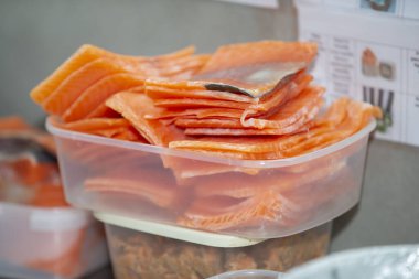 Suşi yapmak için dilimlenmiş kırmızı balık parçaları..