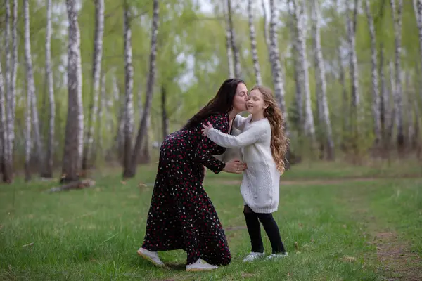 Anne ve kızı huş ağacında yürüyorlar, birbirleriyle konuşmaktan zevk alıyorlar..