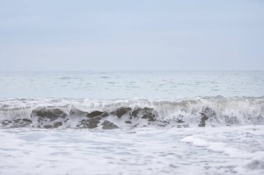 Denizin dalgalarından gelen güzel köpüklü esinti..