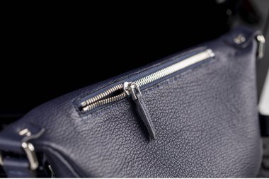 Siyah arka planda mavi deri bir çantanın parçası. Deri eşyalar.