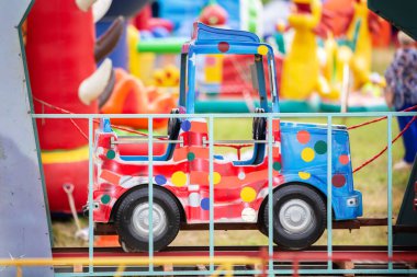 Parkta renkli bir çocuk arabası var..