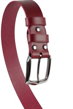 Beyaz arka planda metal tokalı kahverengi deri kemer..