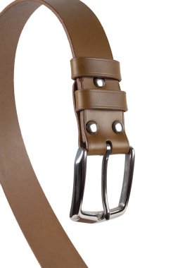 Beyaz arka planda metal tokalı kahverengi deri kemer..