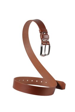 Metal tokalı kahverengi bir deri kemer güzel kıvrılmış ve beyaz bir arka planda izole edilmiştir..