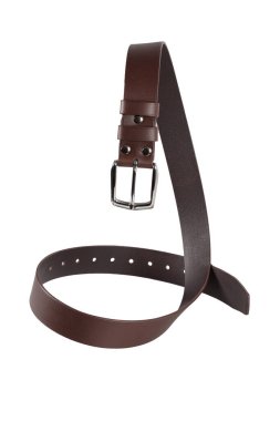 Metal tokalı kahverengi bir deri kemer güzel kıvrılmış ve beyaz bir arka planda izole edilmiştir..